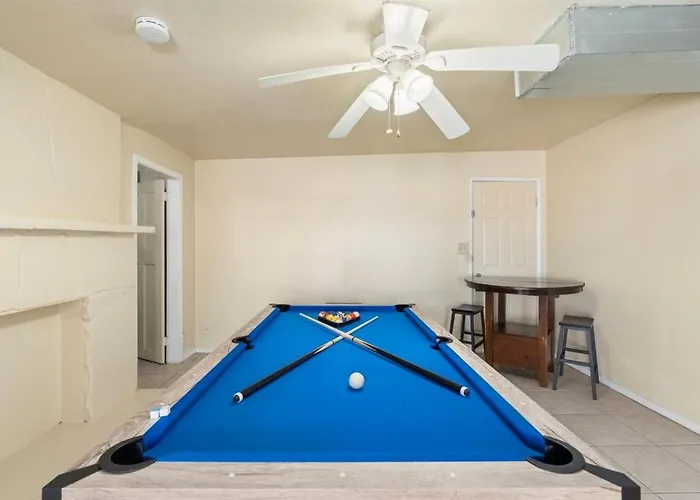 Lightrail Billiard & Bbq Minutes From Dt Holiday home