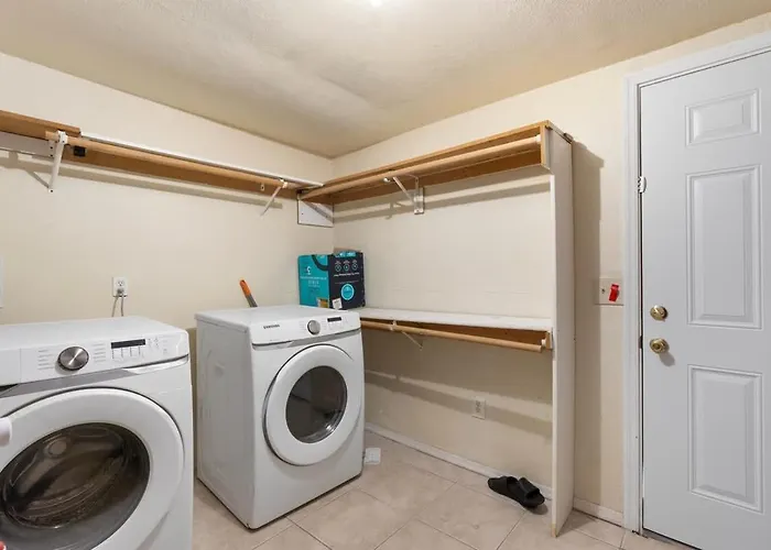 Lightrail Billiard & Bbq Minutes From Dt Holiday home *