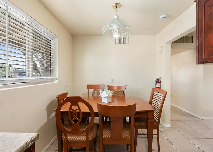 Holiday home Lightrail Billiard & Bbq Minutes From Dt *