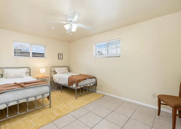 Lightrail Billiard & Bbq Minutes From Dt Holiday home *