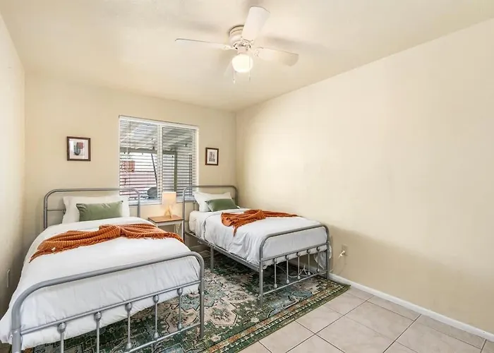 Holiday home Lightrail Billiard & Bbq Minutes From Dt *